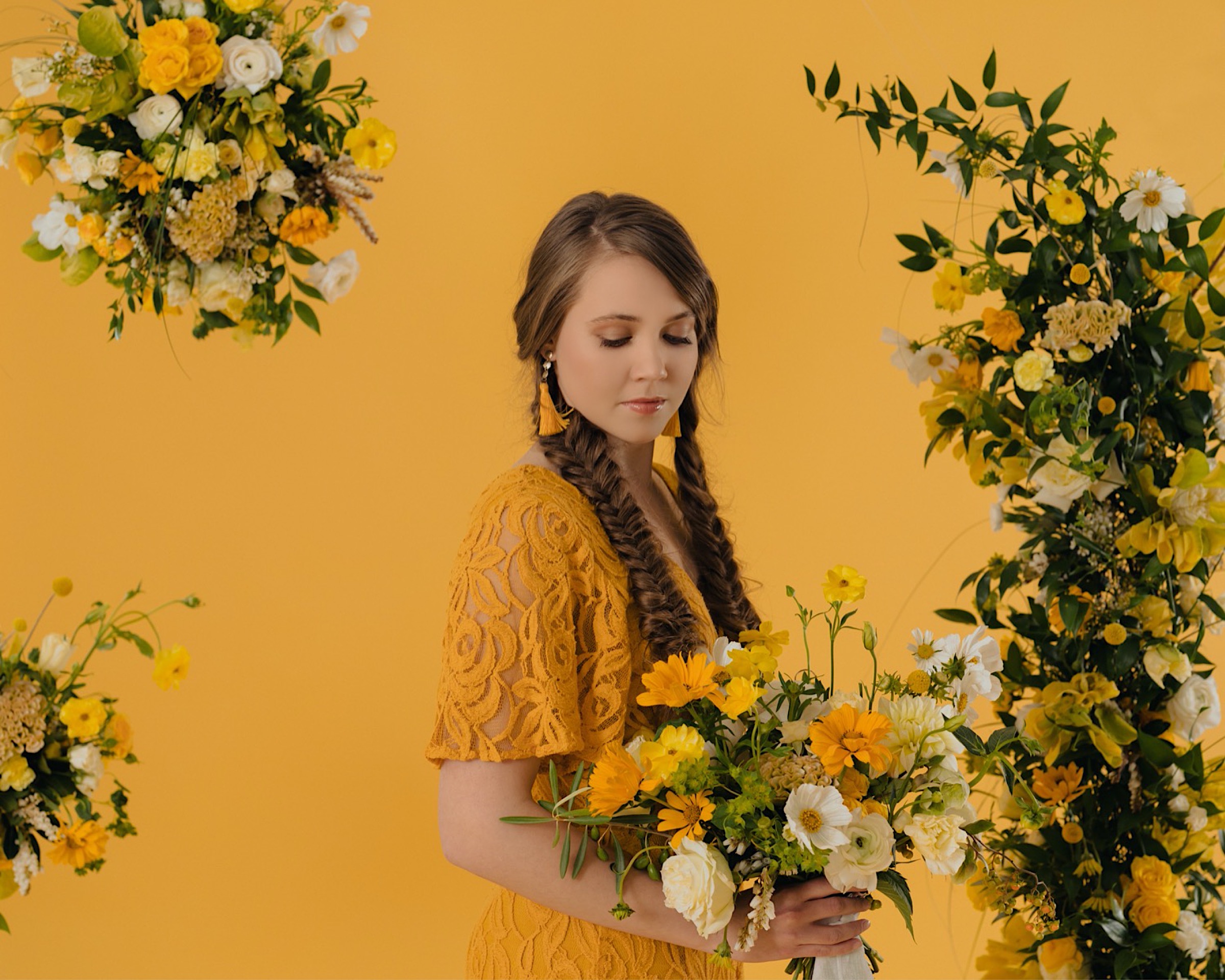 studio-bridal-session-portraint-yellow-wedding-dress-orange-white-yellow-bouquet