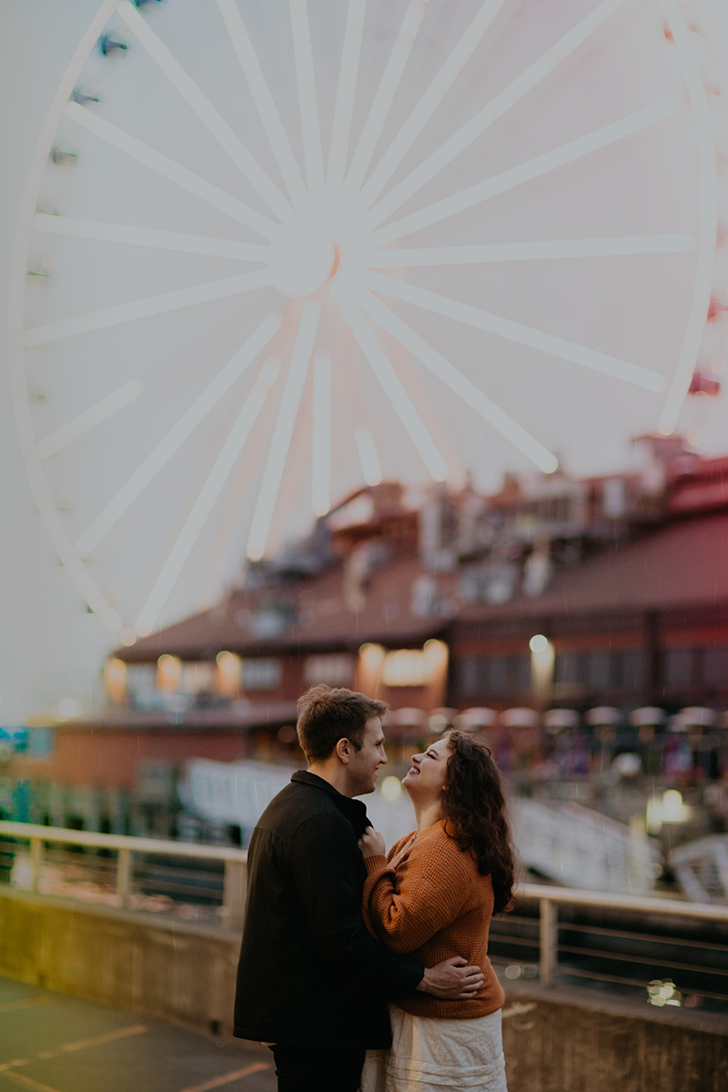 Seattle-Washington-Boardwalk-Ferris-Wheel-Rain-Couple-Engagement-Session-pnw-photographer