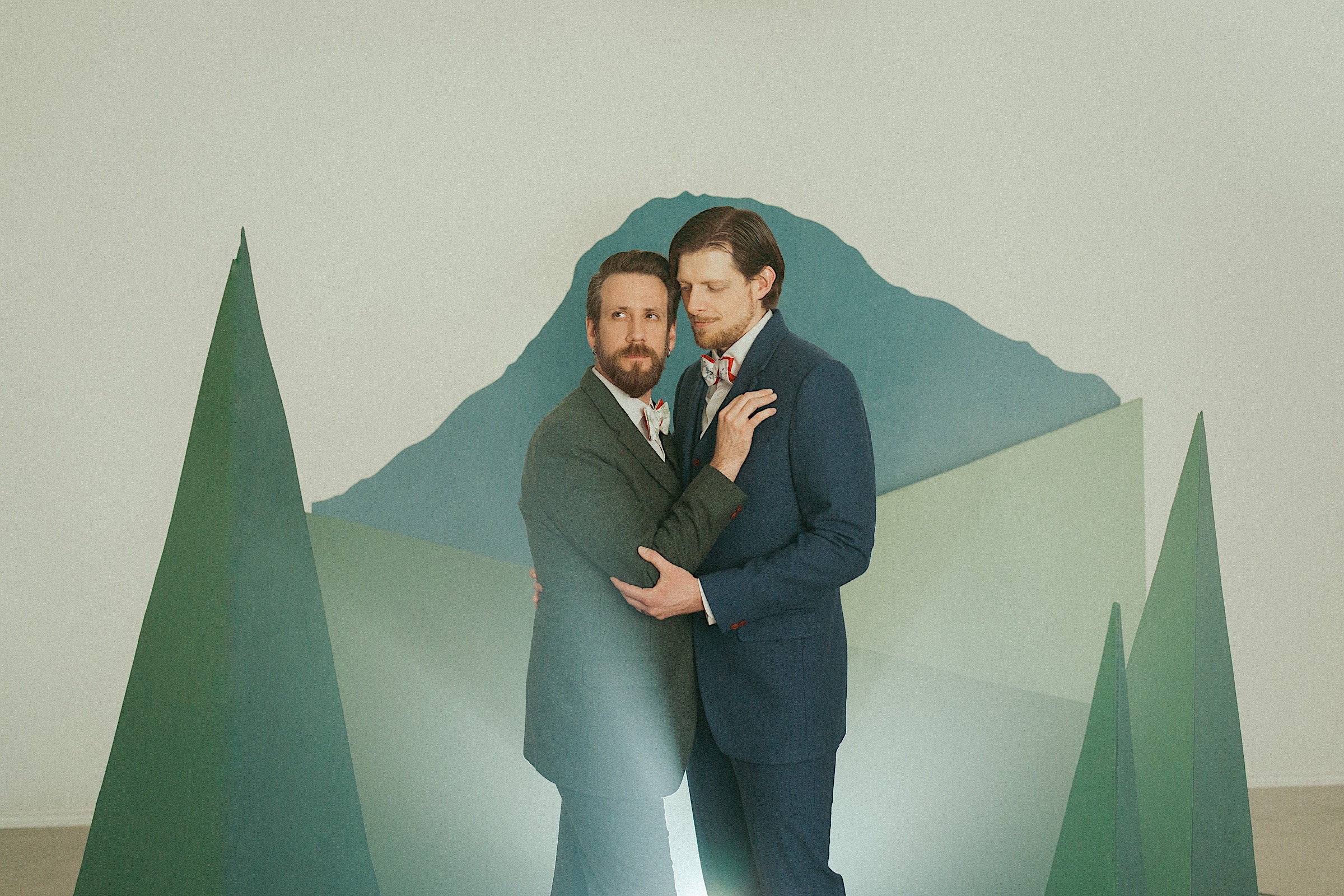 foggy-mountain-in-pnw-lgbtq-elopement-gay-wedding